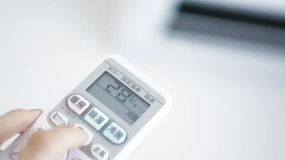 エアコンのリモコンが壊れたかも?反応しないときの診断方法や対処法